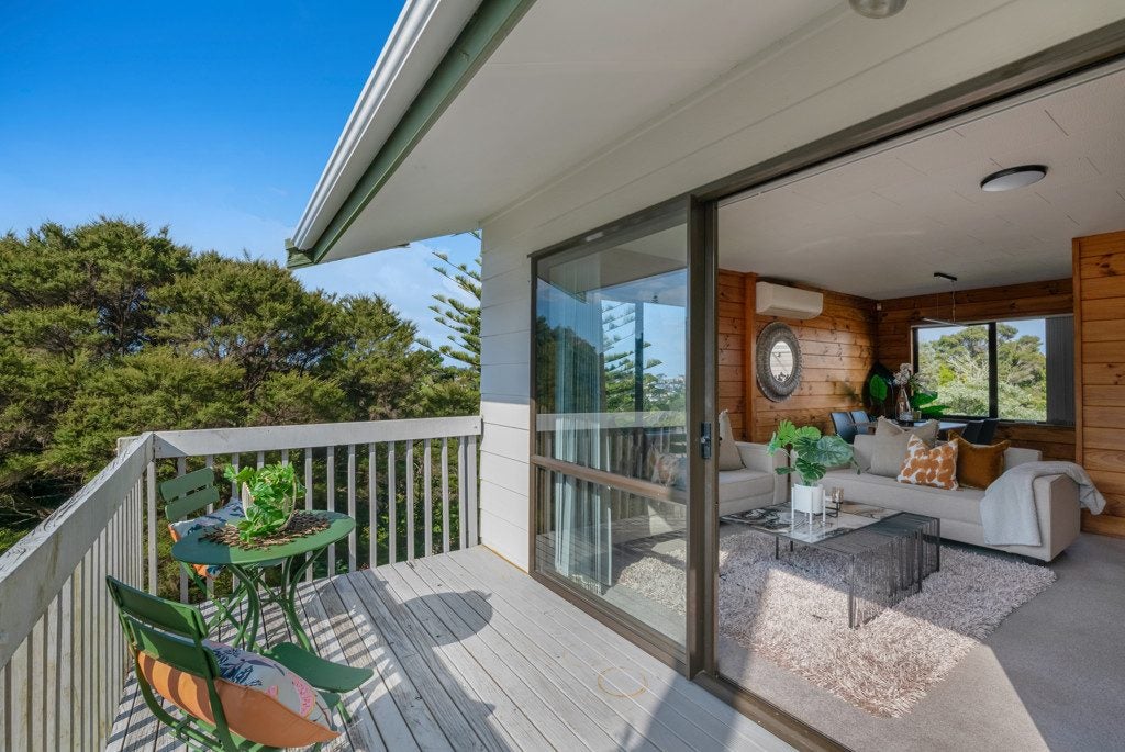 16 Noeleen Street, Glenfield, Auckland - Carousel 1