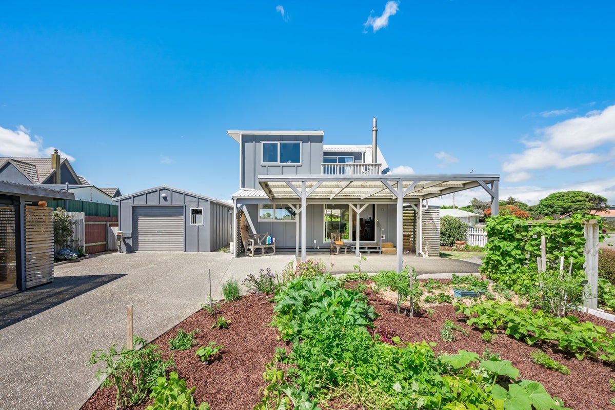 14 Goldie Place, Waikanae Beach, Waikanae - Carousel 2