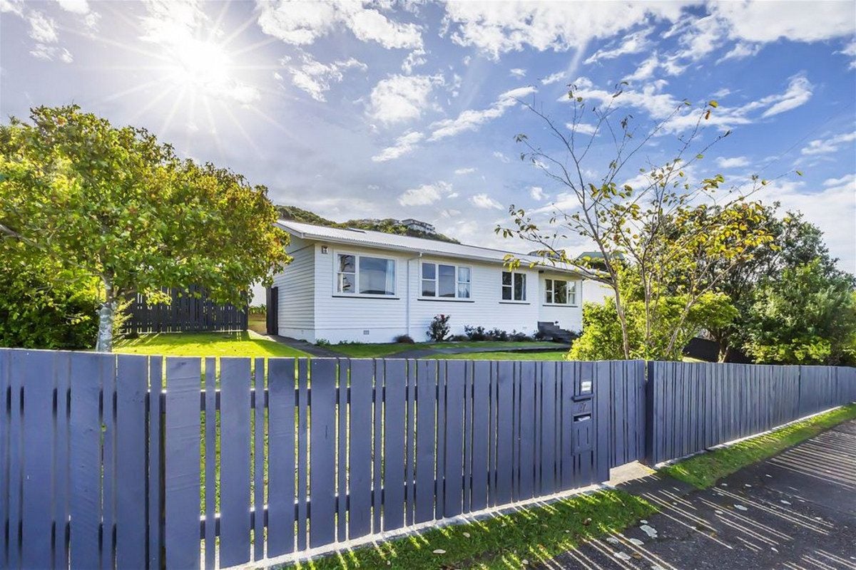 47 Franklyn Road, Tawa, Wellington - Carousel 1