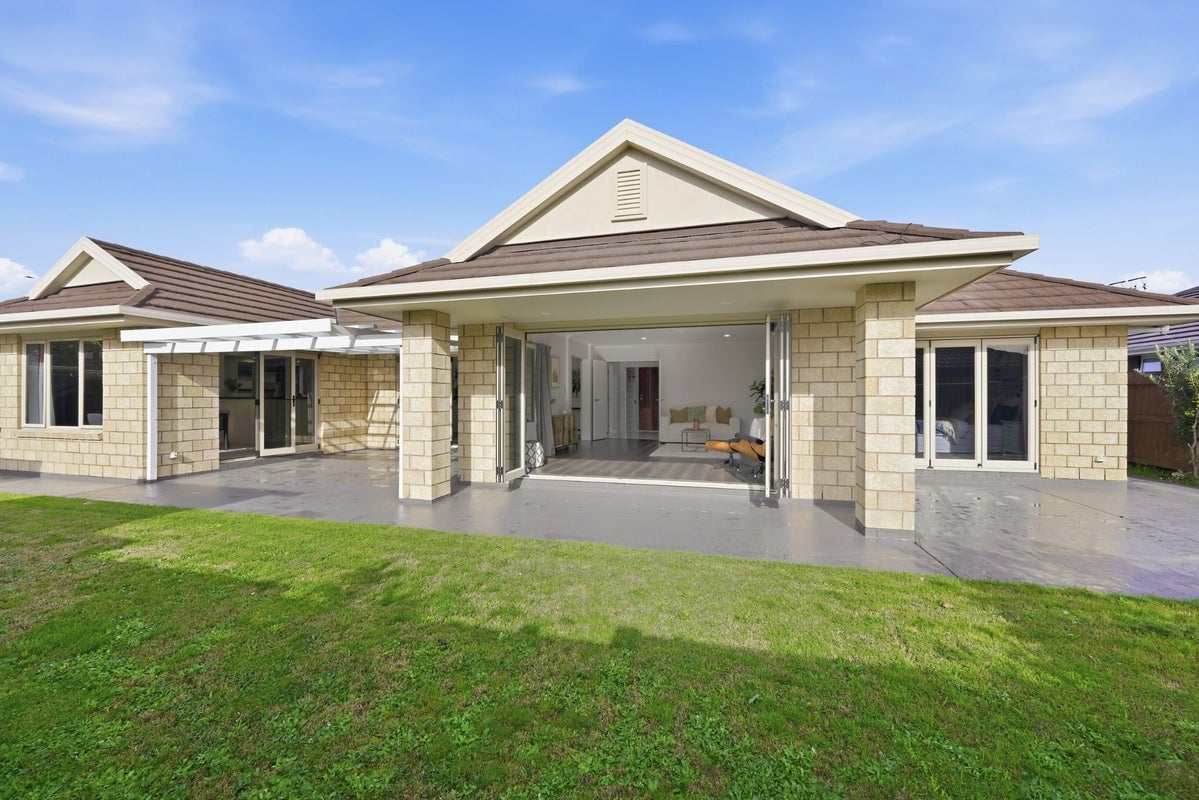17 Blossom Grove, Papamoa Beach, Papamoa - Carousel 1