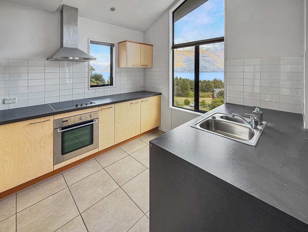 10/8 McKerrow Place, Sunshine Bay, Queenstown - Carousel 2