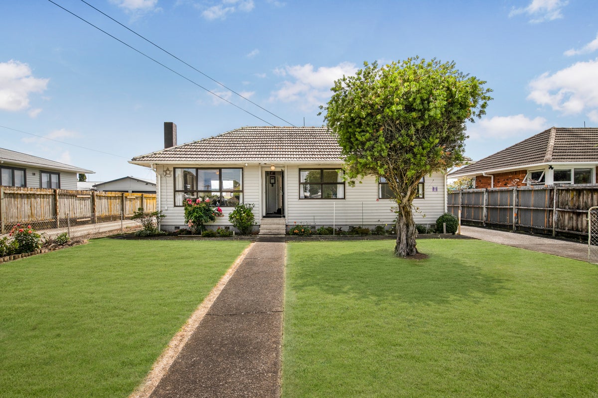 35 Kairanga Street, Mangere East, Auckland - Carousel 1