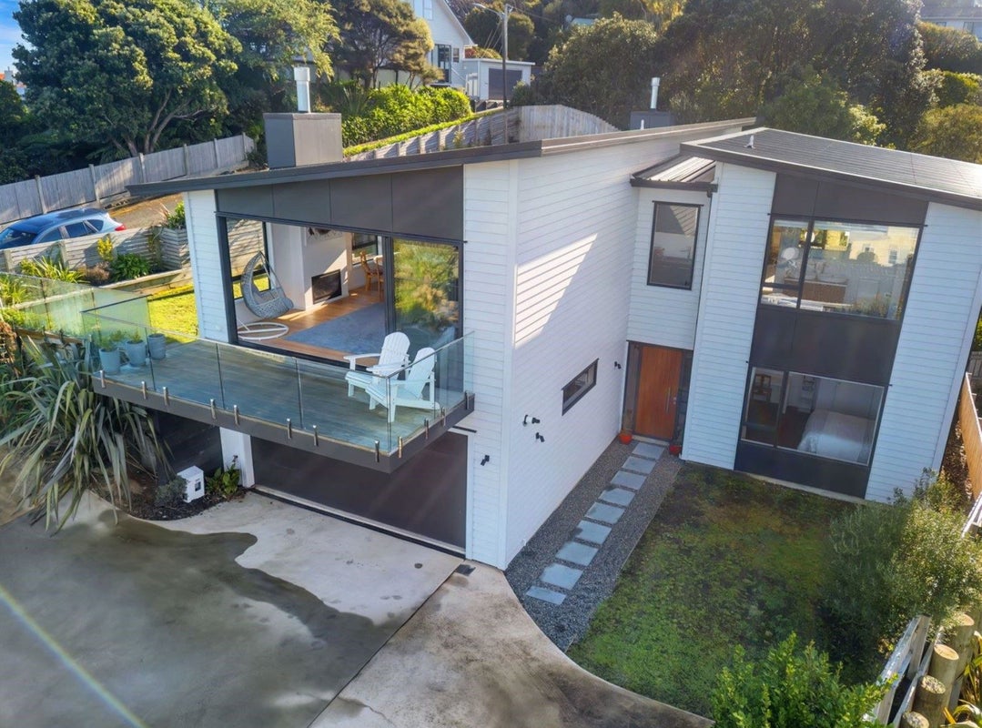 8 The Track, Plimmerton, Porirua - Carousel 2