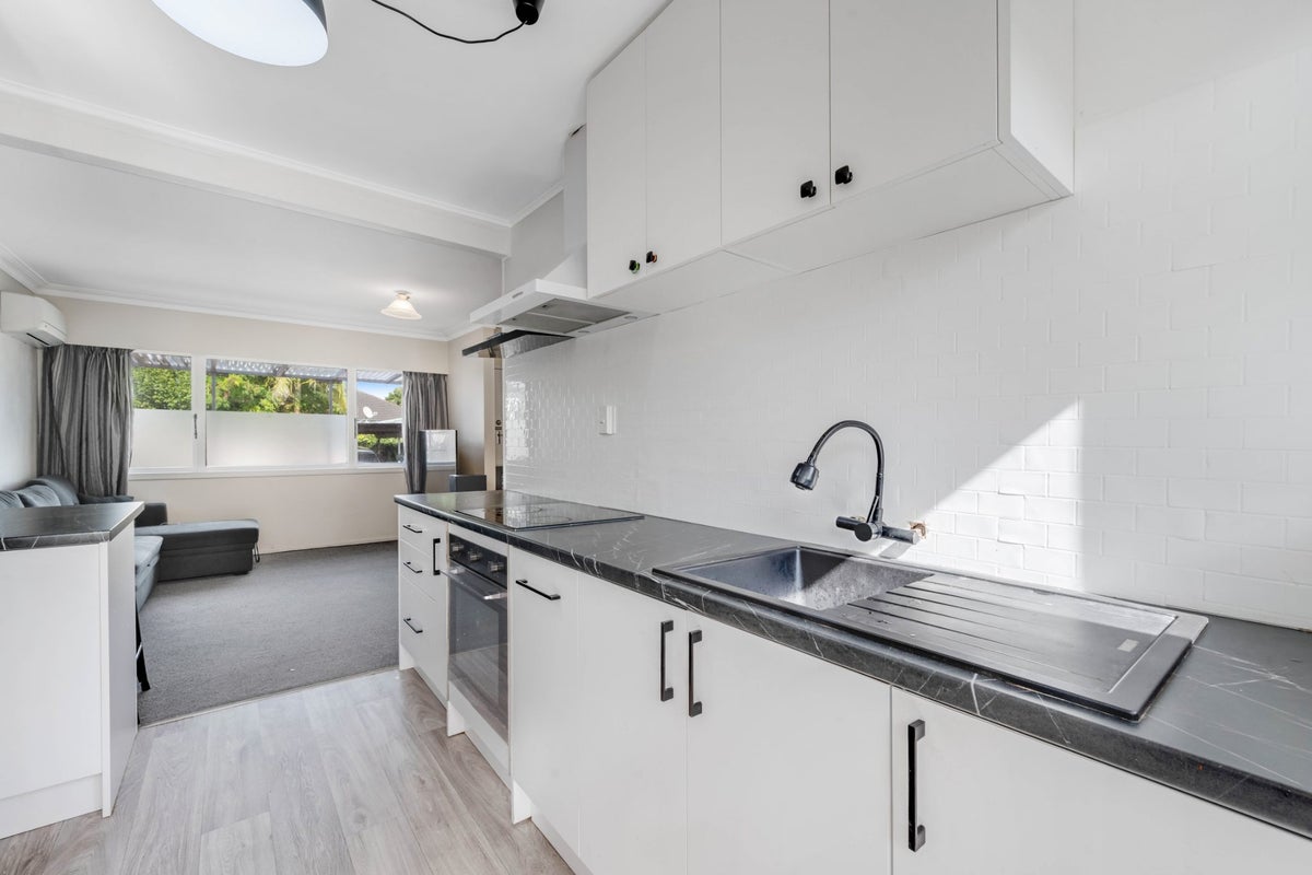 3/33 Rodney Street, Howick, Auckland - Carousel 2