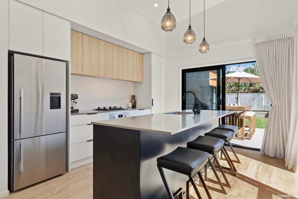 102 Carnaveron Drive, Lincoln, Lincoln - Carousel 1