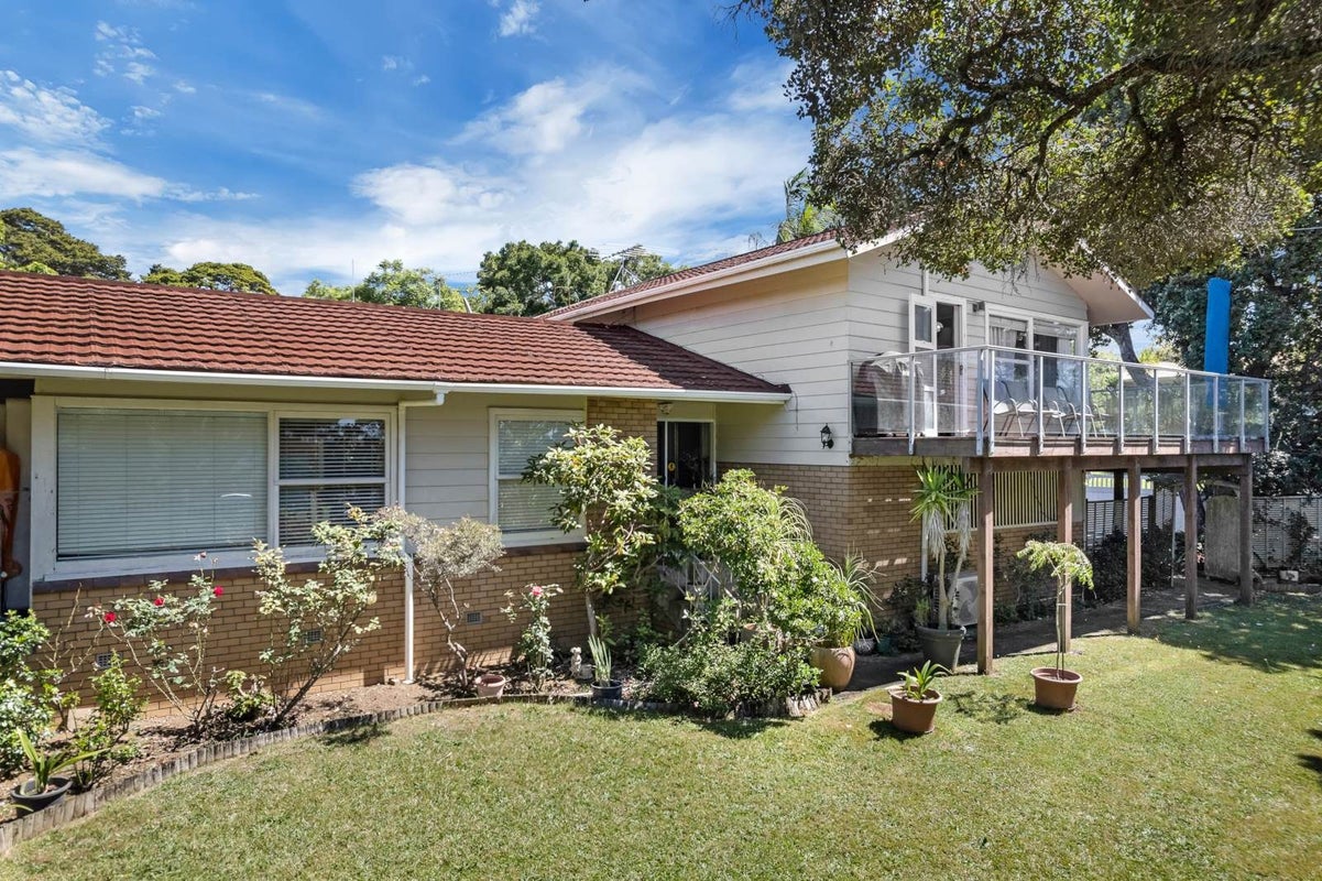 2 Tudward Glade, Hillcrest, Auckland - Carousel 1