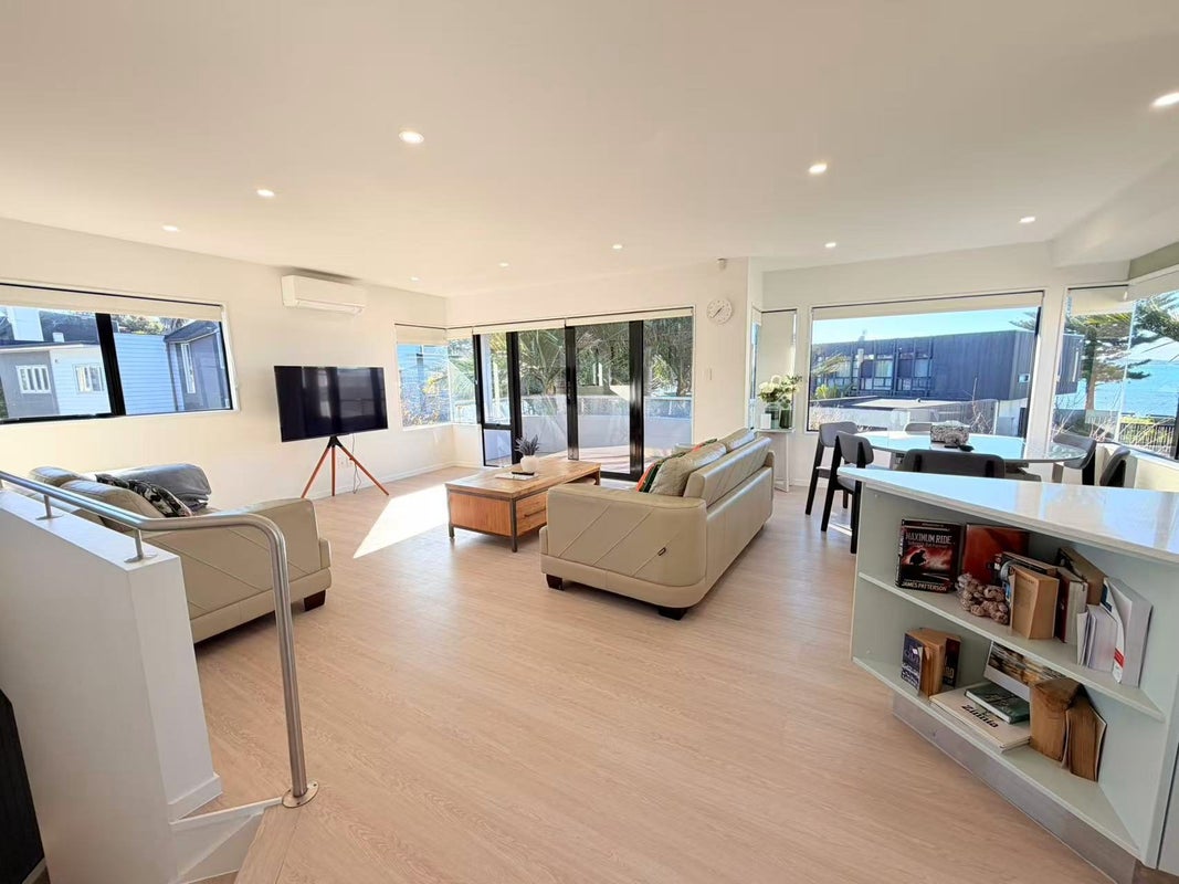 2/4 Rogers Avenue, Eastern Beach, Auckland - Carousel 2