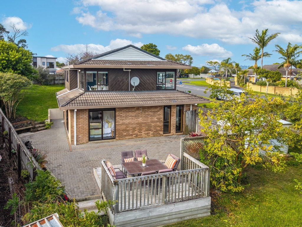1 Lexington Drive, Botany Downs, Auckland - Carousel 1
