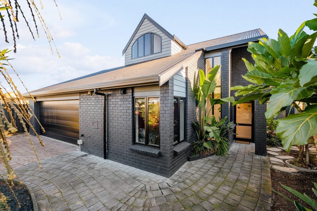 127 MacFarlane Street, Hamilton East, Hamilton - Carousel 1