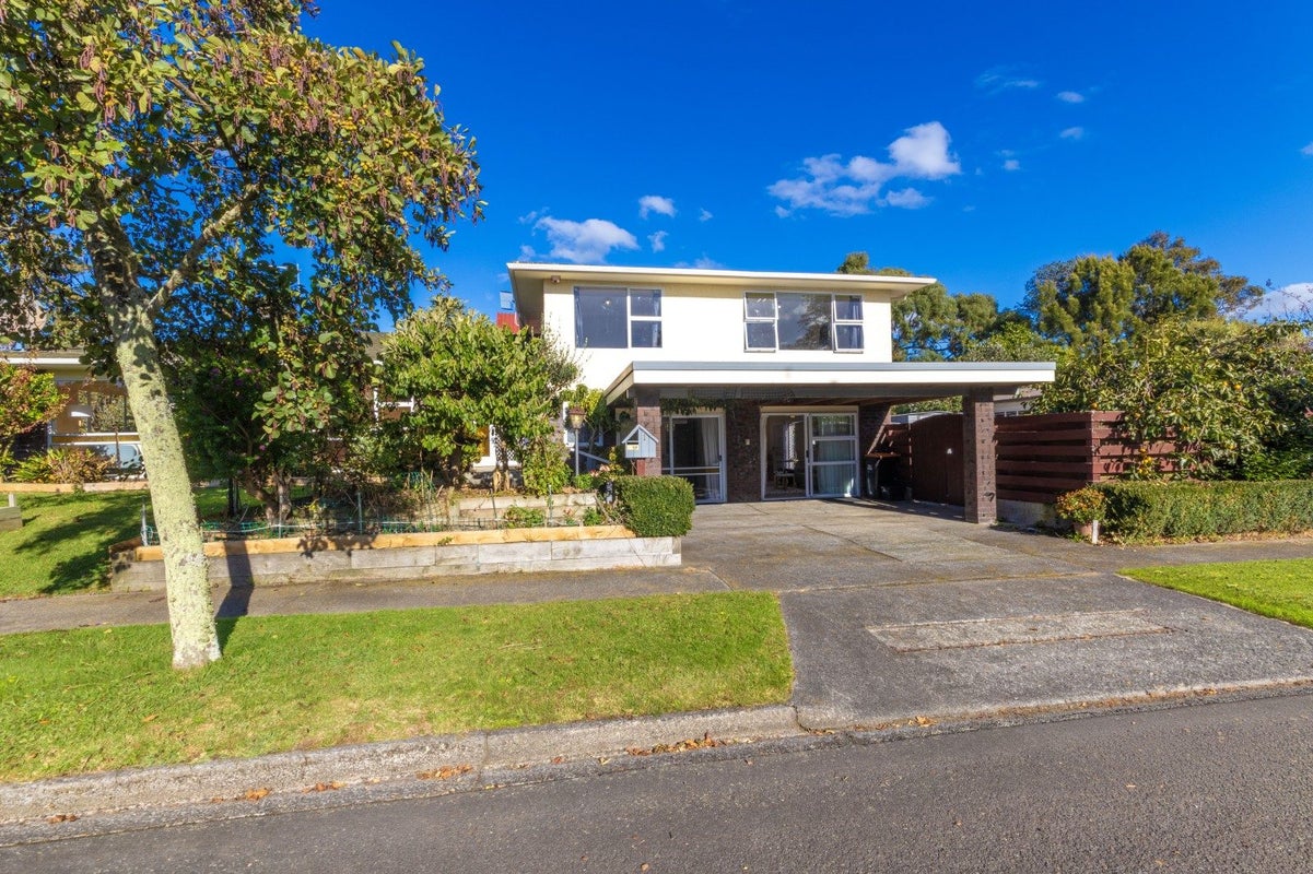 1 Guernsey Place, Fitzherbert, Palmerston North - Carousel 24