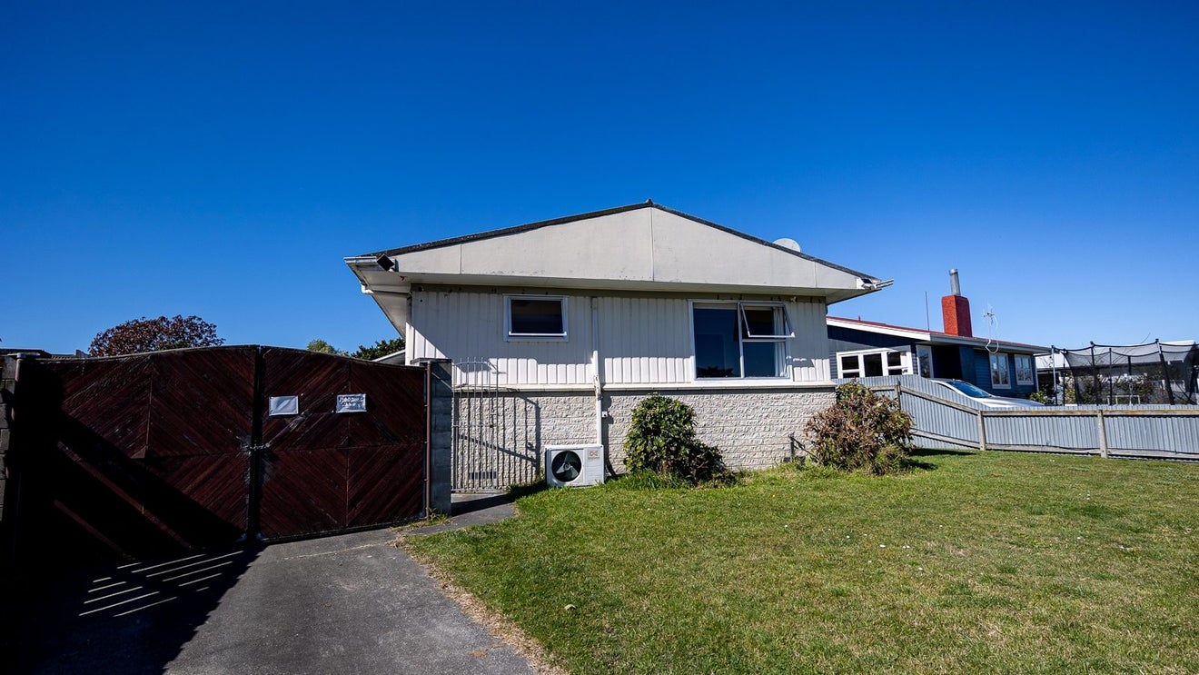 8 Foster Terrace, Onekawa, Napier - Carousel 1
