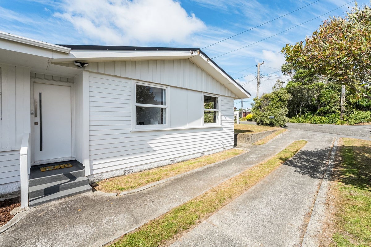 18 Beazley Avenue, Paparangi, Wellington - Carousel 1