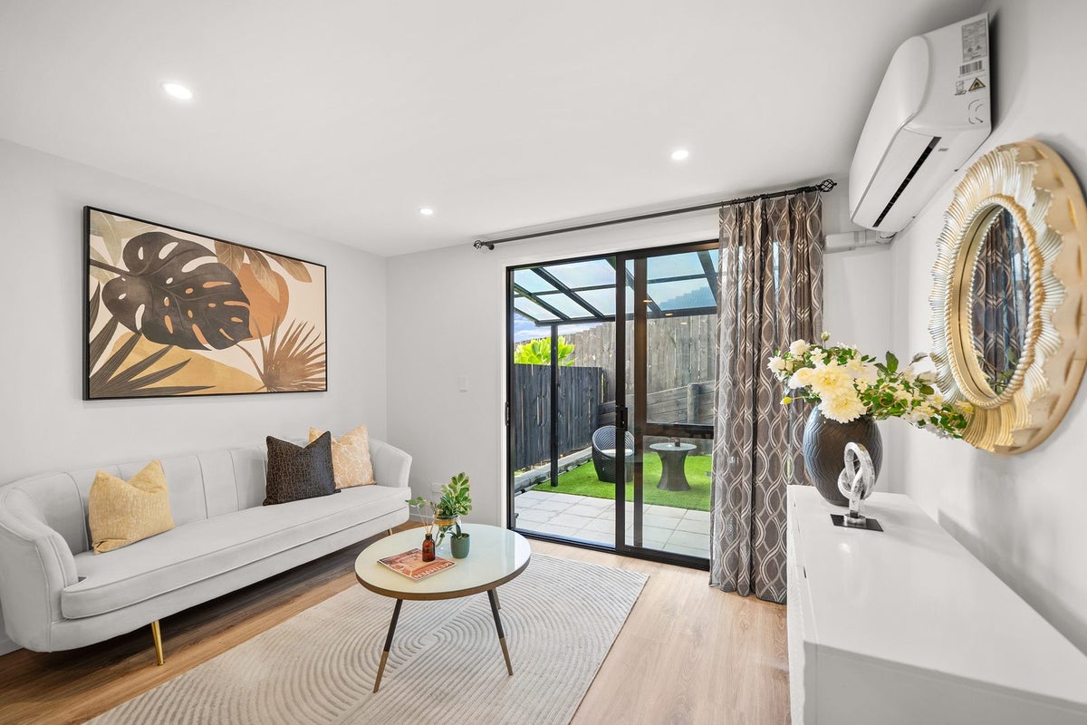 7/8 Chivalry Road, Glenfield, Auckland - Carousel 1
