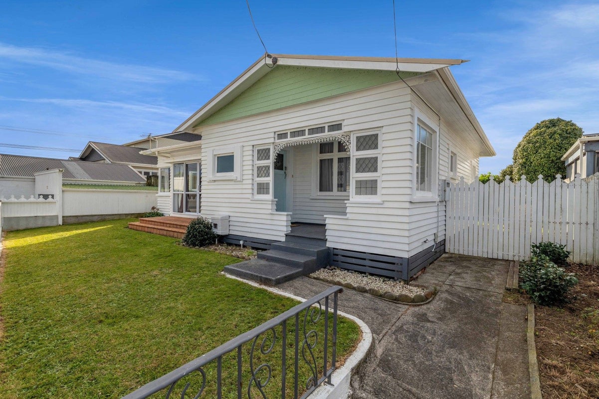 33 Beach Street, Fitzroy, New Plymouth - Carousel 1