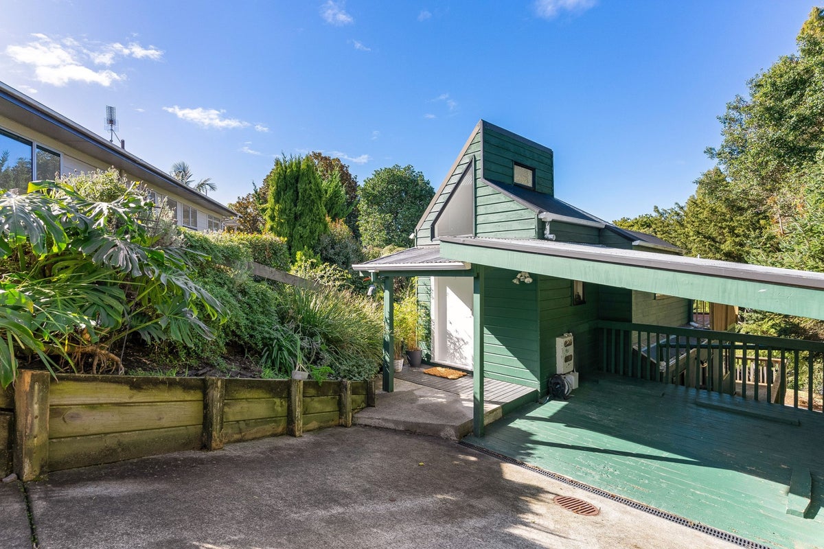 2/7 Almadale Place, Hillcrest, Auckland - Carousel 1