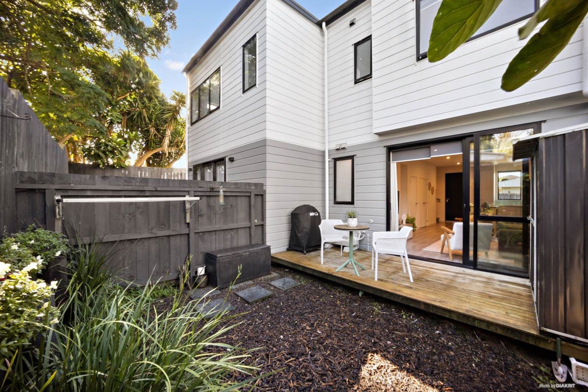 5B Beach Road, Te Atatu Peninsula, Auckland - Carousel 1