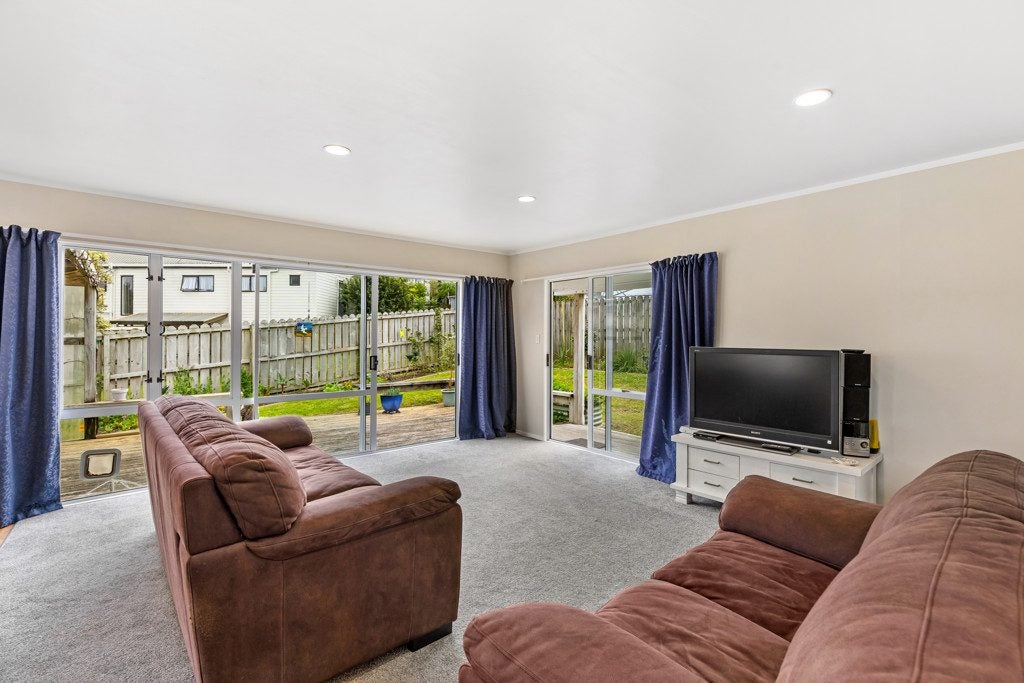 1/8 Atlantis Place, Totara Vale, Auckland - Carousel 2