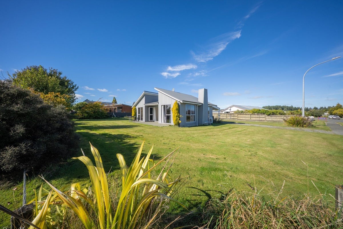 25 Pop Andrew Drive, Te Anau, Te Anau - Carousel 1