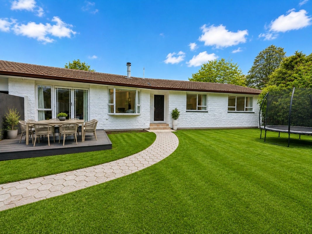 39 Gibbs Drive, Woodend, Woodend - Carousel 1