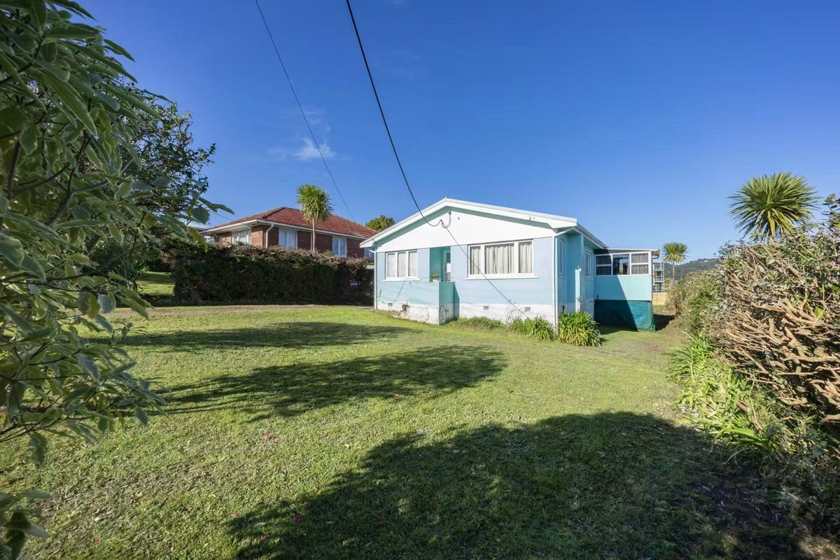 52 Savoy Road, Glen Eden, Waitakere - Carousel 2