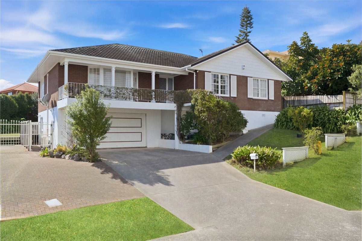 10 Veagh Place, Highland Park, Auckland - Carousel 1