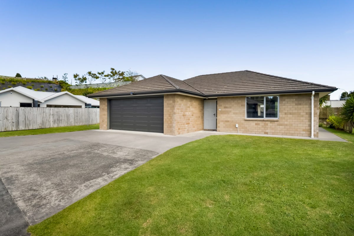 17 Heta Road, Highlands Park, New Plymouth - Carousel 1