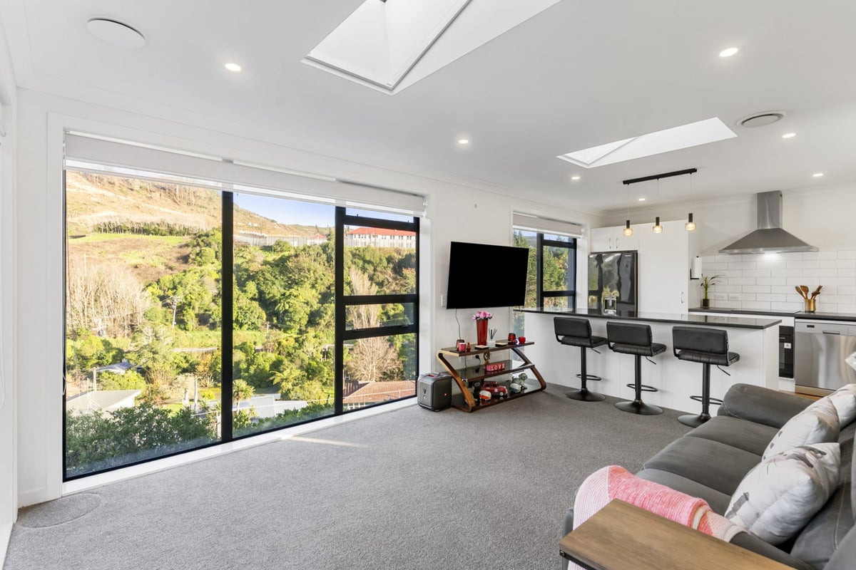 24 Ara Patukawenga, Tawa, Wellington - Carousel 1
