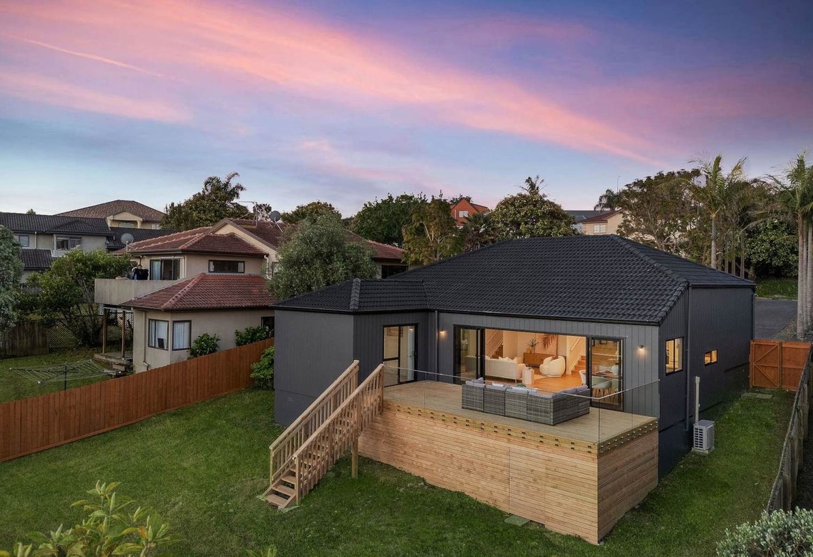 20 Baulcomb Parade, Windsor Park, Auckland - Carousel 1