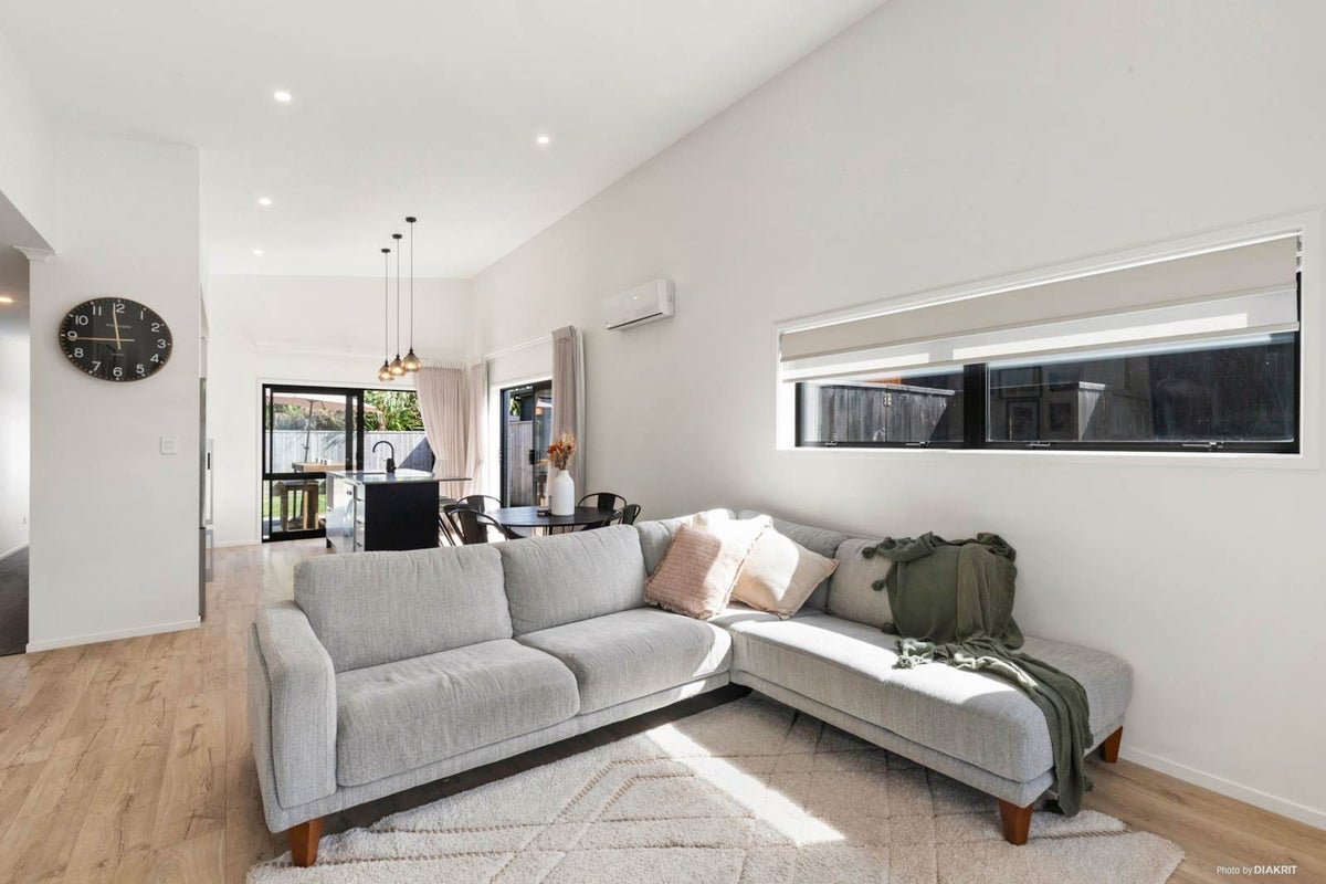 102 Carnaveron Drive, Lincoln, Lincoln - Carousel 2