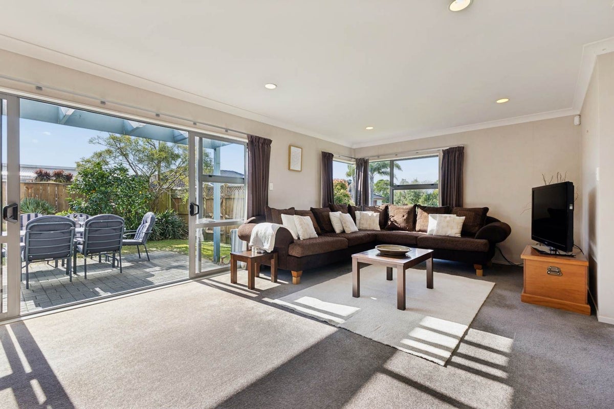 8 Allerton Place, Wattle Downs, Auckland - Carousel 2