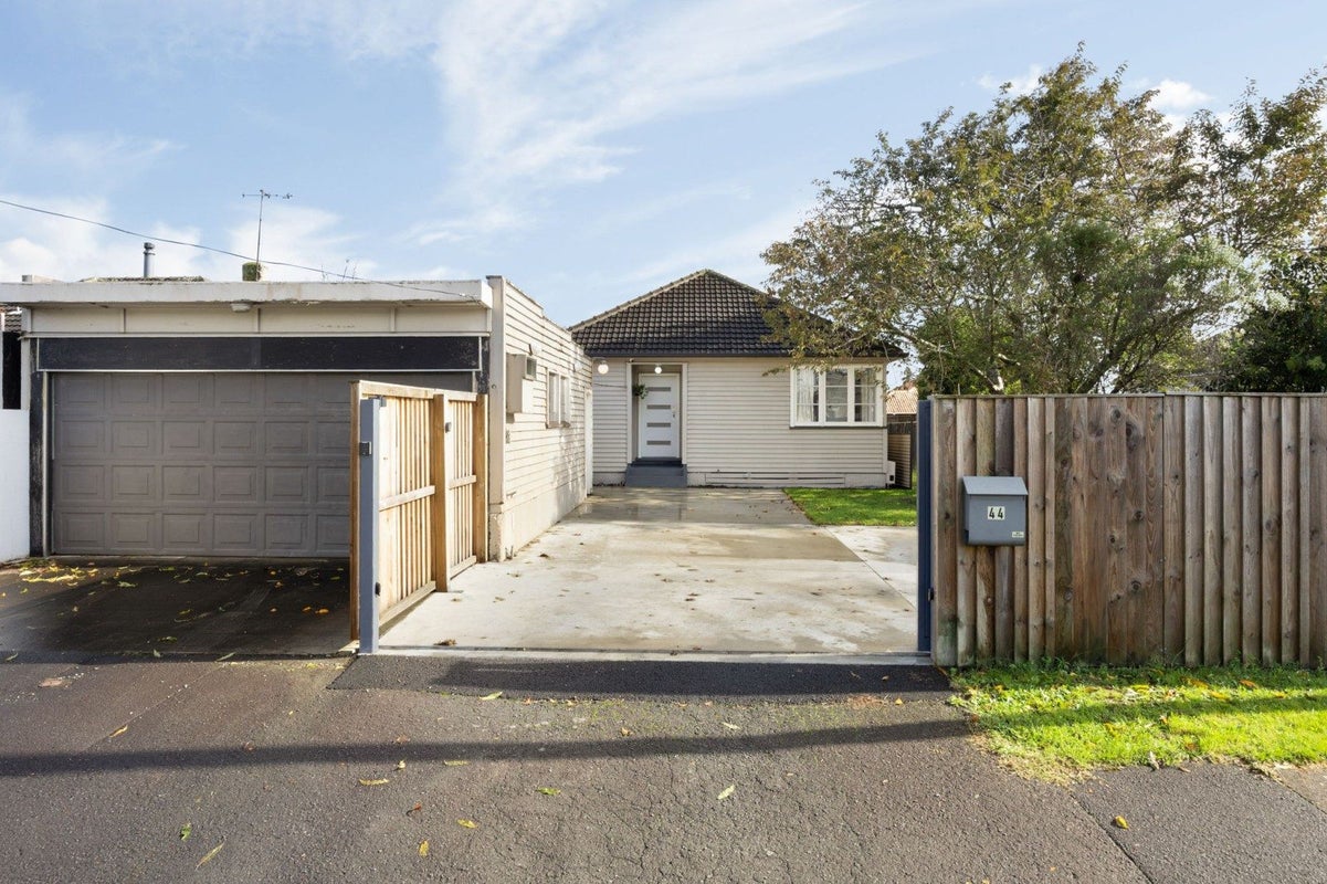 44 Rimu Street, Maeroa, Hamilton - Carousel 1