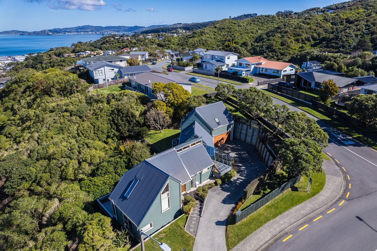 1 Maple Grove, Maungaraki, Lower Hutt - Carousel 1