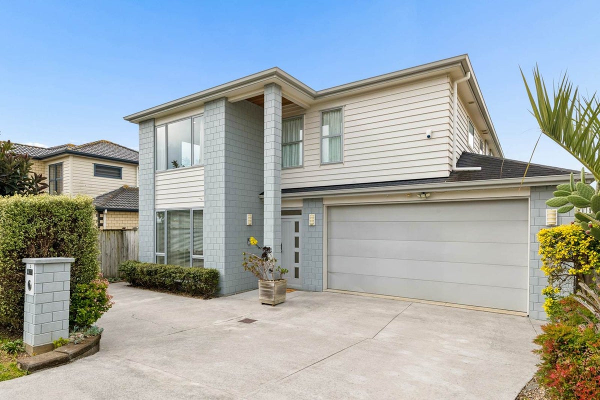 4 Sunglade Grove, Flat Bush, Auckland - Carousel 1