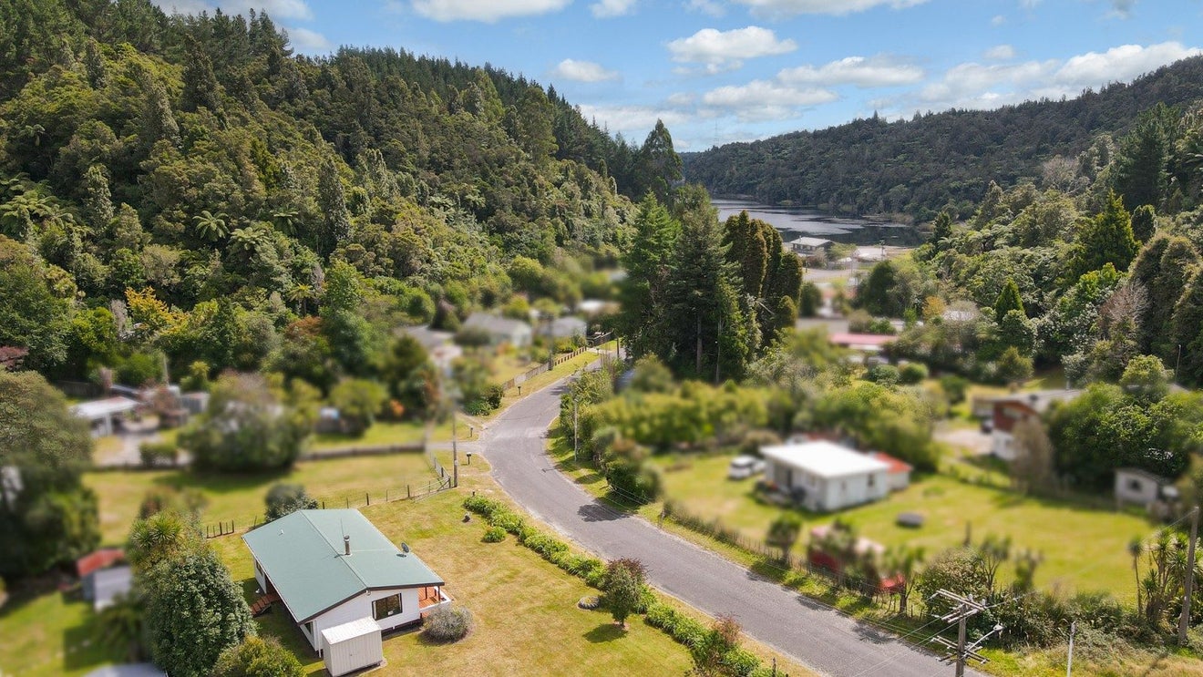 3 Tombleson Road, Lake Rotoma, Rotorua - Carousel 1