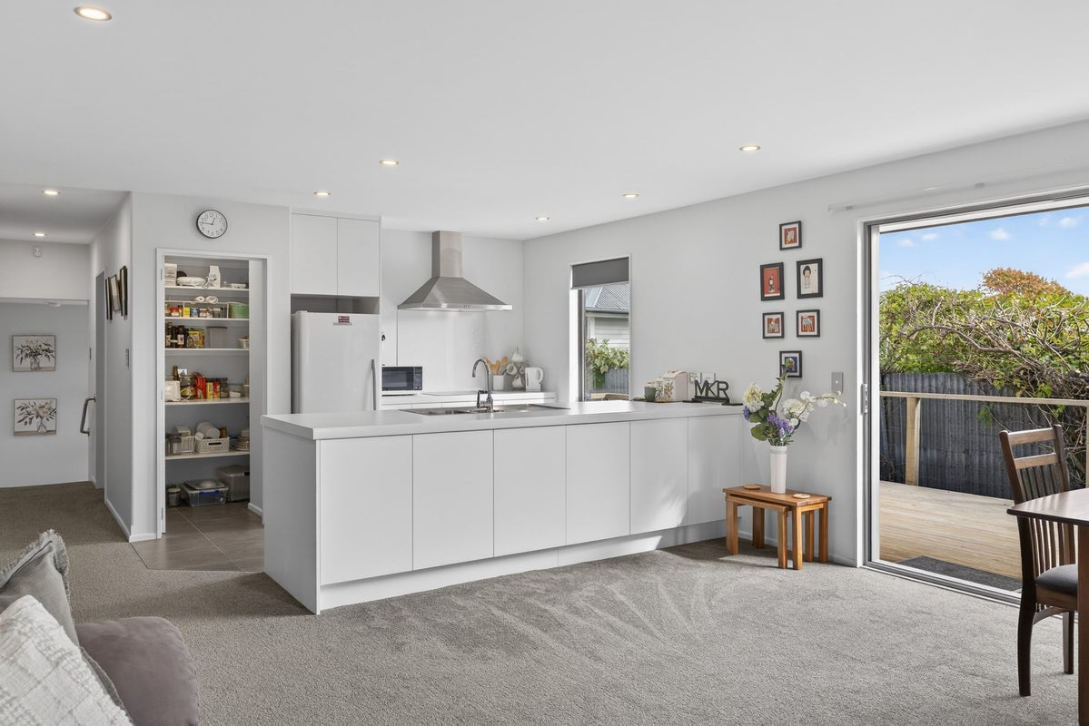 2/110 Hills Road, Edgeware, Christchurch - Carousel 2