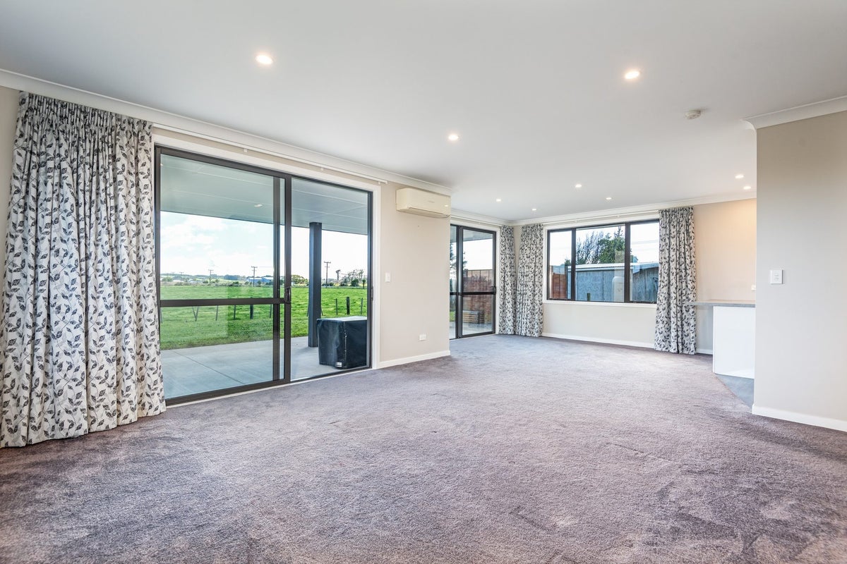 6 George Street, Bulls - Carousel 28