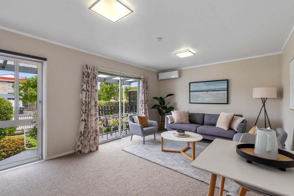 17 Newcastle Terrace, Mount Albert, Auckland - Carousel 1