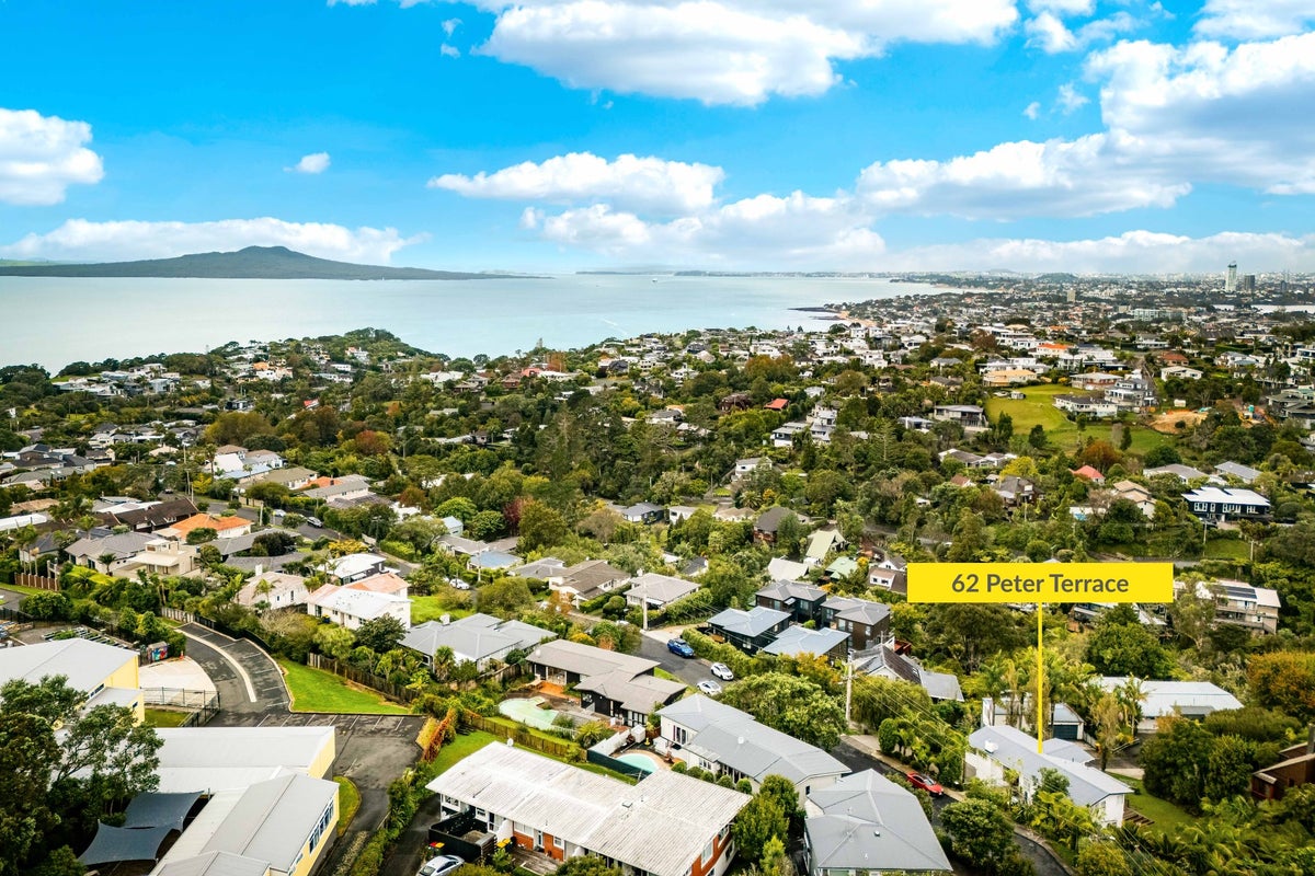 62 Peter Terrace, Castor Bay, Auckland - Carousel 2