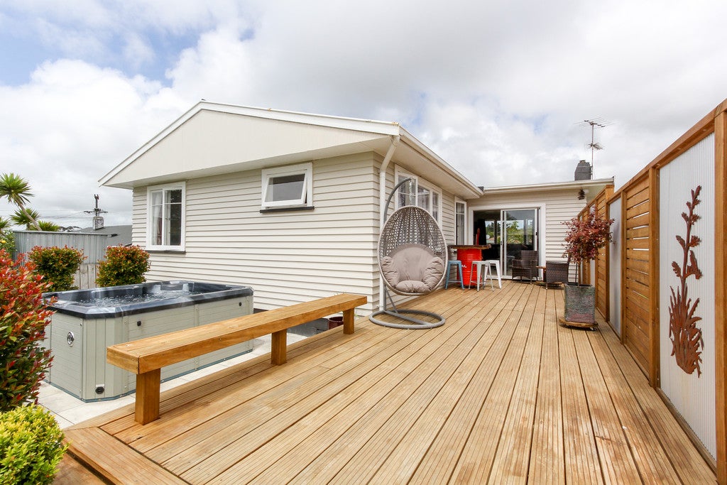 152 Pembroke Street, Westown, New Plymouth - Carousel 1