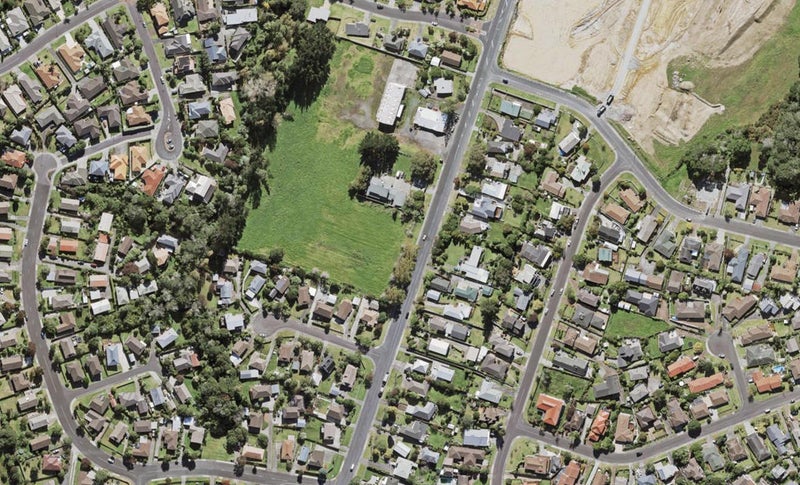 1 Pūtere Crescent, Massey, Auckland - Carousel 1