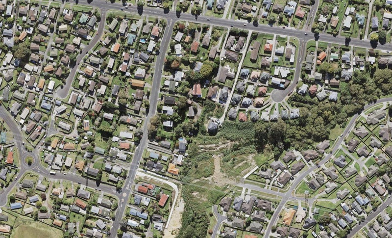 9/16 Reynella Drive, Massey, Auckland - Carousel 1