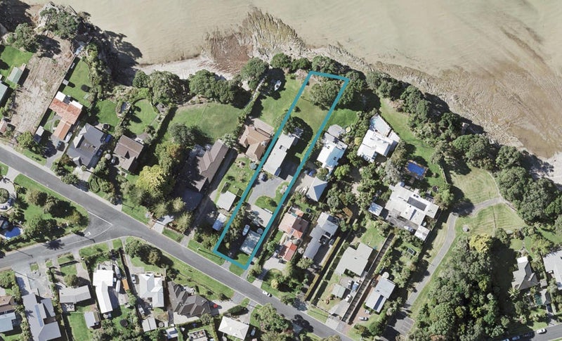 11 Pohutukawa Road, Beachlands, Auckland - Carousel 1