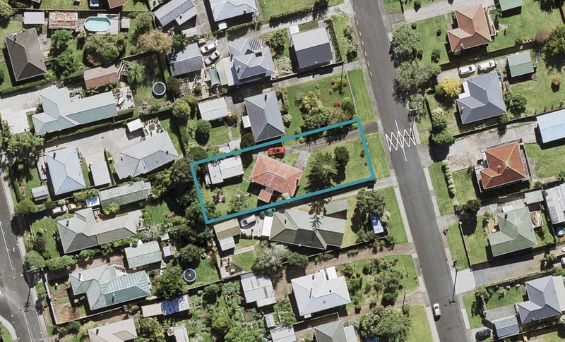 2/13 Neil Avenue, Te Atatū Peninsula, Auckland - Carousel 1
