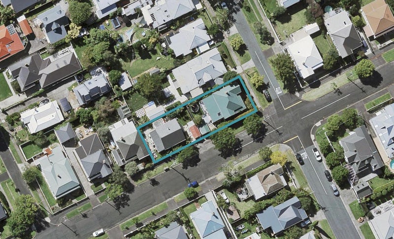 2/21 Cowper Street, Devonport, Auckland - Carousel 1