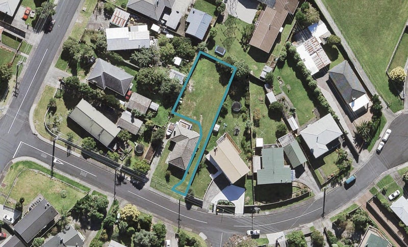 1/2 Meadow Crescent, Te Atatū South, Auckland - Carousel 1