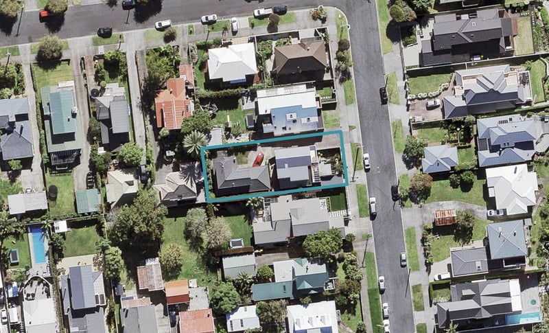 8 Bangor Street, Point Chevalier, Auckland - Carousel 1