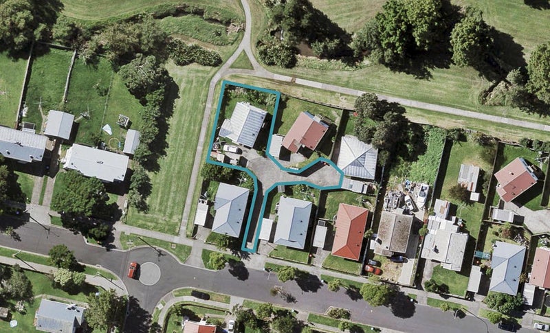 42B Maybury Street, Point England, Auckland - Carousel 1