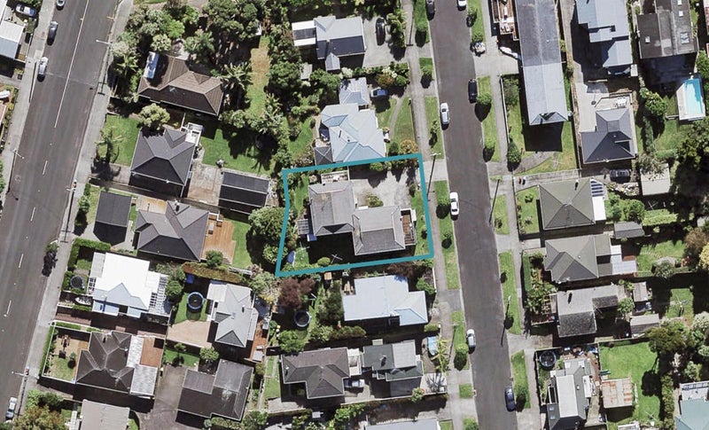 2/12 Bungalow Avenue, Point Chevalier, Auckland - Carousel 1