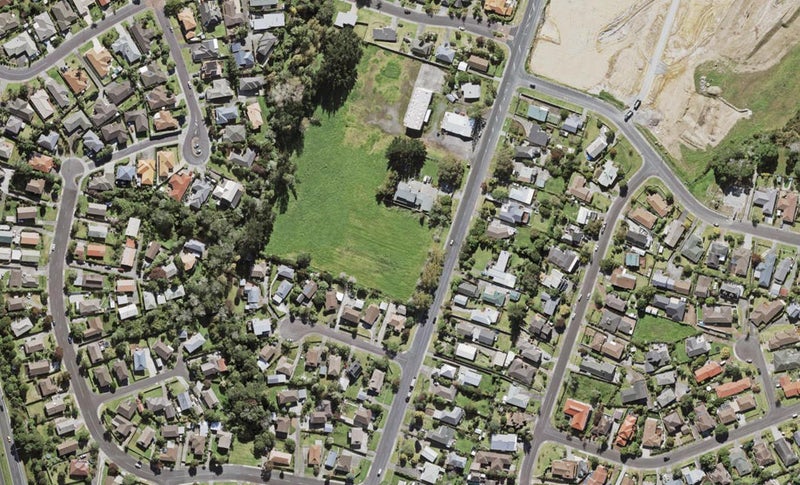 7 Pūtere Crescent, Massey, Auckland - Carousel 1