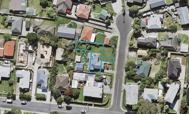 6/4 Harry Ward Place, Henderson, Auckland - Carousel 1